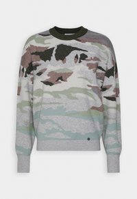 Suéter de punto con patrón de camuflaje, en tonos de gris, verde y marrón, con escote redondo y puños de canalé. Detalle de logo sutil.