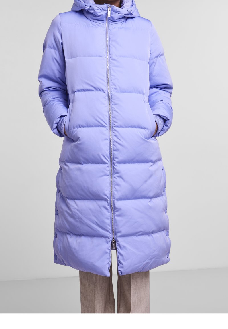 Ljuslila puffjacka med huva, med dragkedja fram, sidofickor och horisontellt sömda paneler för isolering.