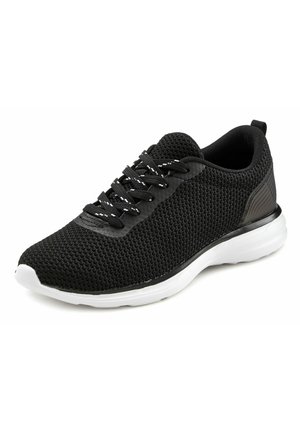 Zwarte sportieve schoen van mesh materiaal met een witte zool. Heeft een gestructureerde bovenkant, vetersluiting en subtiele zijkanten voor ondersteuning.