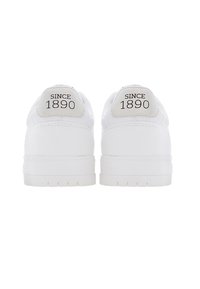 Tenisi albi cu guler căptușit, din piele netedă și cu o talpă texturată. Partea din spate are text negru care spune "DIN 1890". Design simplu, minimalist.