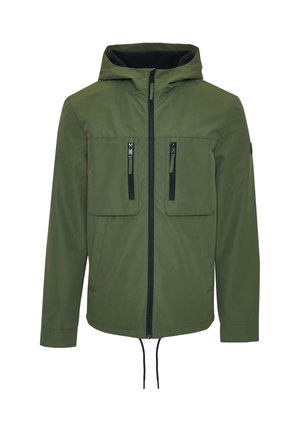 Olijfgroene jas met een capuchon, voorzien van twee met rits sluitbare borstzakken en een ritsluiting aan de voorkant. Zwarte accenten op de ritsen en het koord.