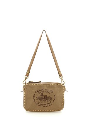 Piccola borsa a tracolla in pelle color cuoio con borchie dorate, chiusura con cerniera e logo Campomaggi stampato sul davanti con testo italiano e illustrazione di una città.