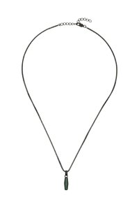 Sort metal kædedyse med vedhæng i geometrisk form og detalje af grøn sten. Justerbar længde med låsebeslag og kædeforlængelse.