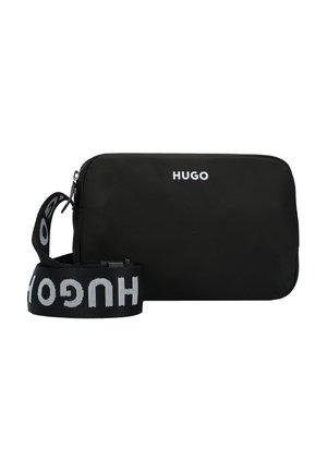 Pouch in nylon nero con chiusura a zip, dotato di una tracolla nera con il testo bianco "HUGO" in contrasti. Texture liscia, forma rettangolare.