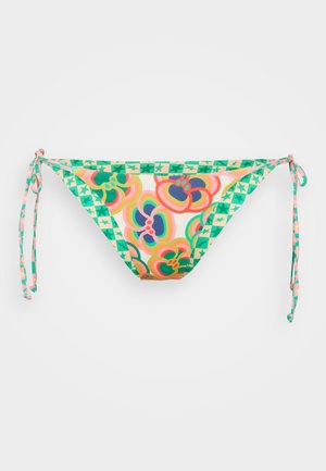 Kolorowe majtki bikini z kwiatowymi i gwiazdkowymi wzorami, wykonane z elastycznego materiału. Posiadają boczne wiązania i jasną kremową tło.