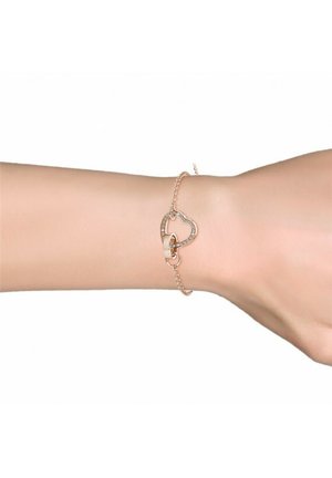 Bracciale in oro rosa con un charm a forma di cuore decorato con pietre trasparenti, attaccato a una delicata catena con chiusura regolabile.