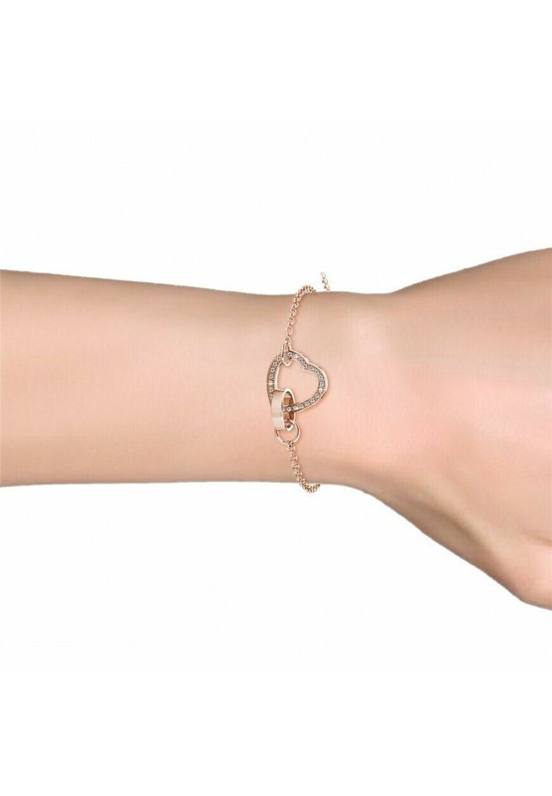 Bracciale in oro rosa con un charm a forma di cuore decorato con pietre trasparenti, attaccato a una delicata catena con chiusura regolabile.