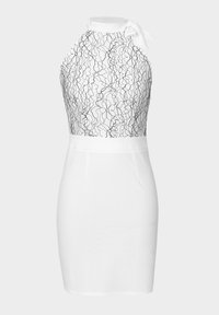 Robe blanche avec une silhouette ajustée. Le haut est orné d'un motif floral en dentelle noire ; le bas est en tissu blanc lisse. Comprend un lien au cou.