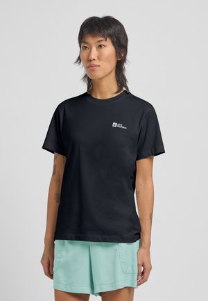 Zwarte katoenen T-shirt met een ronde hals en korte mouwen. Voorzien van een klein wit logo op de linkerborst. Gladde textuur, relaxed fit.
