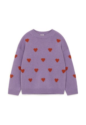 Maglione lavorato a maglia viola con maniche lunghe, con un motivo di piccoli cuori rossi distribuiti uniformemente sulla parte frontale e sulle maniche.