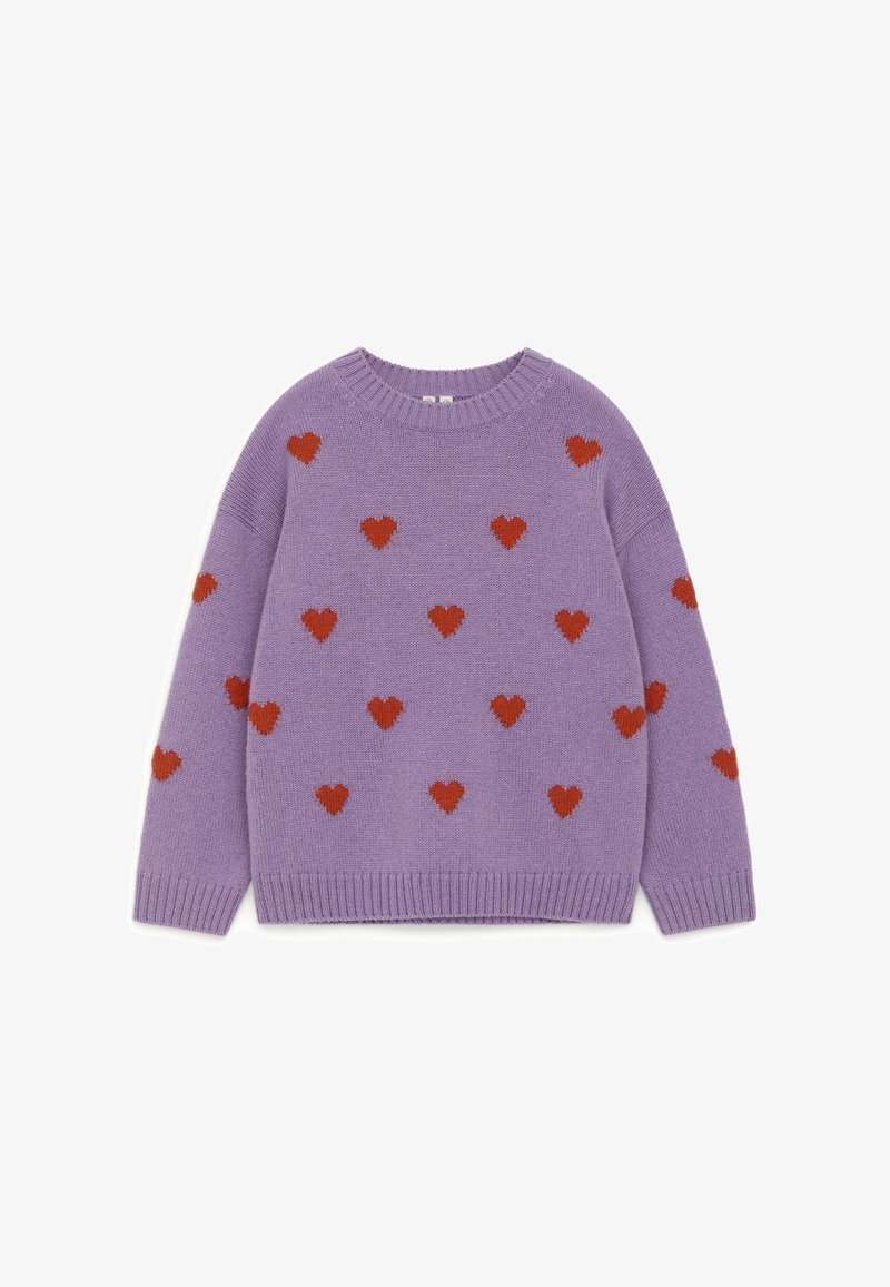 Pull violet tricoté avec manches longues, présentant un motif de petits cœurs rouges répartis uniformément sur le devant et les manches.