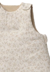 Gestepptes Schlafsack aus Stoff in Creme mit dezentem beigen botanischen Muster, ärmelloses Design, abgerundeter Ausschnitt und Druckknöpfen an der Schulter.