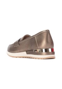 Zapatos de slip-on de bronce metálico con parte superior de cuero texturizado, suela de goma plana y un acento metálico en el tacón.