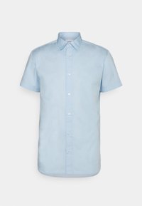 Světle modrá košile s krátkým rukávem vyrobená z bavlny. Má špičatý límec a zapínání na knoflíky vpředu s bílými knoflíky. Hladká textura.
