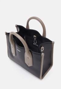 Czarna torba tote z taupe'owym skórzanym wykończeniem, z dwoma uchwytami, zamykaną na zamek kieszenią wewnętrzną oraz srebrnym zapięciem oznaczonym BOSS.