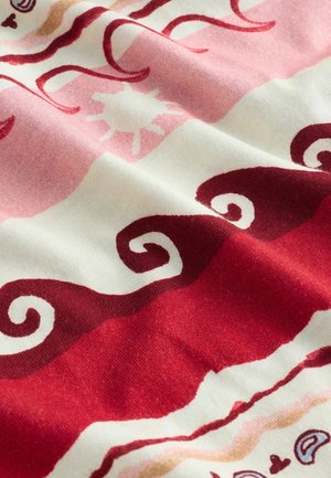 Tkanina z falistymi wzorami w kolorze bordo i różowym, w tym spiralami i abstrakcyjnymi kształtami na kremowym tle.