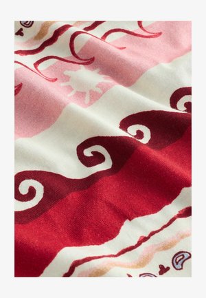 Tessuto con motivi ondulati in bordeaux e rosa, includendo spirali e forme astratte su sfondo color crema.