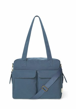 Sac cabas rectangulaire bleu avec deux poches avant à rabat, longues anses et une bandoulière réglable avec des ferrures en laiton.