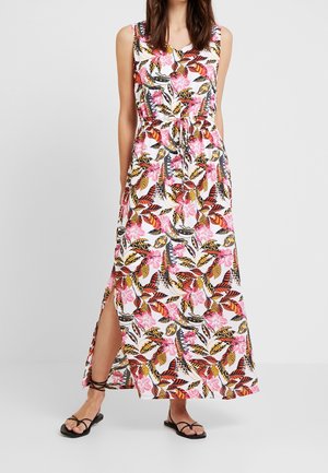 Maxi-jurk met bloemenprint, voorzien van een witte achtergrond, levendige roze en oranje bloemen, en groene bladeren; bevat een zijopening en een trekkoord in de taille.
