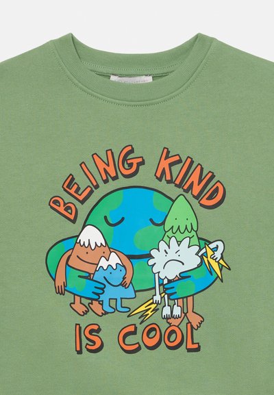 Πράσινο βαμβακερό t-shirt με πολύχρωμο γραφικό που απεικονίζει χαρακτήρες όπως βουνά και σύννεφα, καθώς και το κείμενο "Η ΚΑΛΟΣΥΝΗ ΕΙΝΑΙ ΤΕΛΕΙΑ."