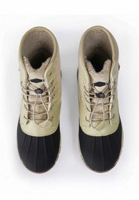 Tumma pohja, jossa on teksturoitu beige päällinen, karvavuori, nauhakiinnitys ja metalliset rei'itykset. Pyöreä kärki ja kestävä pohja.