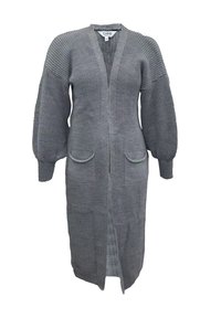 Grauer gestrickter Cardigan mit langen Ärmeln, tiefem V-Ausschnitt, Reißverschluss vorne und zwei aufgesetzten Taschen an der unteren Vorderseite. Durchgehendes strukturiertes Muster.