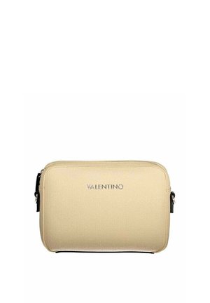 Bolsa rectangular beige de Valentino con tejido texturizado, cremallera negra y logo centrado en la parte delantera.