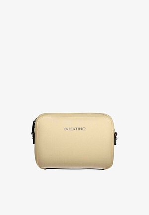 Pochette rectangulaire beige Valentino en tissu texturé, fermeture éclair noire et logo centré à l'avant.