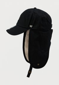 Bonnet noir d'hiver avec des rabats d'oreilles doublés en polaire beige et une visière incurvée, arborant un petit logo blanc '47' sur le côté.