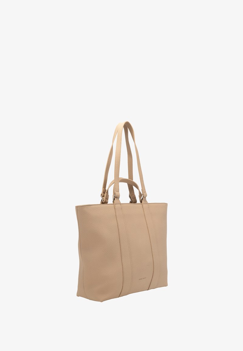 Borsa tote in pelle beige con texture, due manici corti e due manici lunghi, forma rettangolare e logo del marchio discreto al centro in basso.