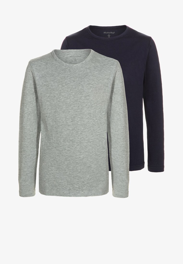 Due magliette a maniche lunghe, una grigia e una blu navy, realizzate in morbido cotone, con collo a giro e vestibilità regolare, caratterizzate da dettagli di design minimi.