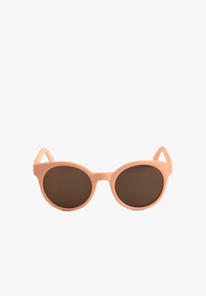 Ochelari de soare cu ramă rotundă, cadru din plastic roz deschis și lentile maro închis, pe fundal alb.