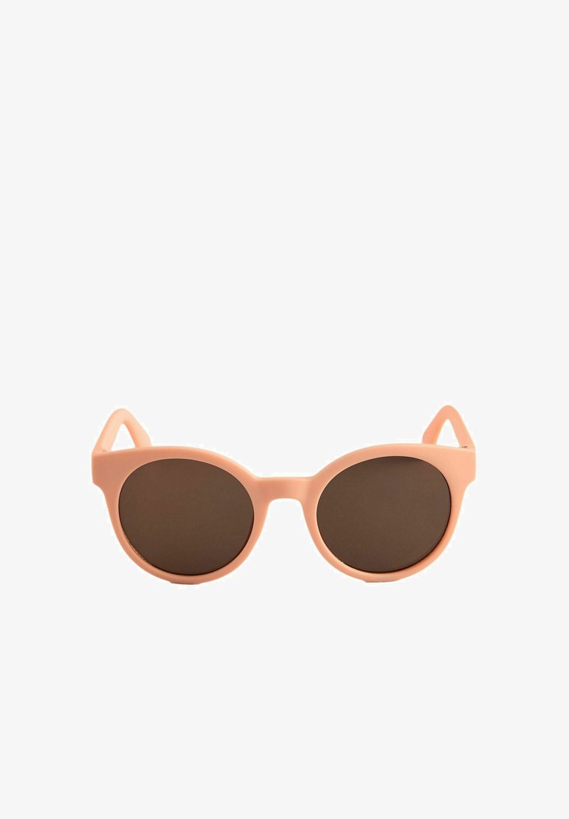 Gafas de sol con montura redonda de plástico rosa claro y lentes marrón oscuro sobre un fondo blanco.