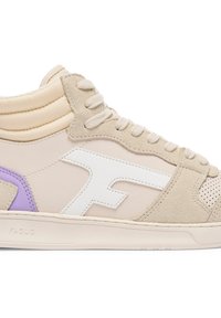 Beige hoge sneaker met suède en leren bovenwerk, wit logo, paarse accenten, textuurpanelen en platte veters. Heeft geperforeerde neus.