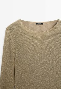 Maglione lavorato a maglia marrone chiaro con colletto rotondo e maniche lunghe, che presenta un motivo testurizzato e un'etichetta con la scritta "Massimo Dutti."