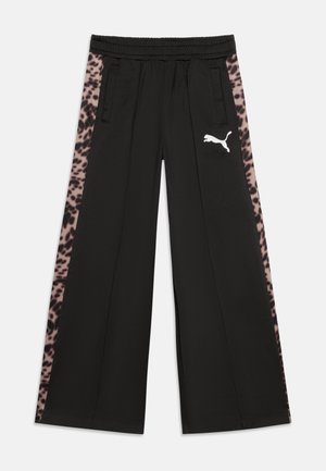 Fekete, bő szárú nadrág rugalmas derékpánttal, leopárdmintás oldalsávokkal, első zsebekkel és fehér Puma logóval a jobb combon.