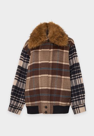 Veste à carreaux marron et beige, avec des manches à carreaux foncés, un bas côtelé noir, des boutons et un grand col en fourrure marron.