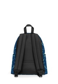 Mochila negra y azul con un patrón de agua; correas acolchadas, asa en la parte superior, bolsillos laterales y cierre de cremallera en el compartimento principal.