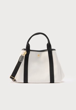 Borsa bianca con manici neri e tracolla staccabile, accessori dorati e piccolo logo rotondo al centro davanti.