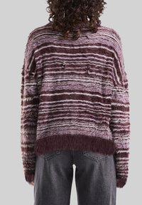 Faux-Fur-Pullover mit horizontalen Streifen in Nuancen von Mauve und Creme, einem gerippten, dunkelmauvefarbigen Saum und einer lockeren, entspannten Passform.