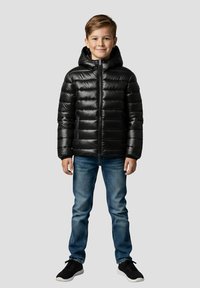 Czarna pikowana kurtka puchowa z kapturem, zapinana na zamek z przodu, z przeszyciami oraz bocznymi kieszeniami, noszona na niebieskich dżinsach i czarnych trampkach.