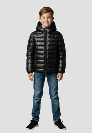 Sort dunjakke med hætte, der har en frontlynlås, quiltet design og sidelommer, båret over blå jeans og sorte sneakers.