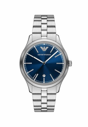 Silberne Metallarmbanduhr mit blauem Zifferblatt, silbernen Stundenmarkierungen und Zeigern, Datumsanzeige bei 6 Uhr und Emporio Armani Logo bei 12 Uhr.