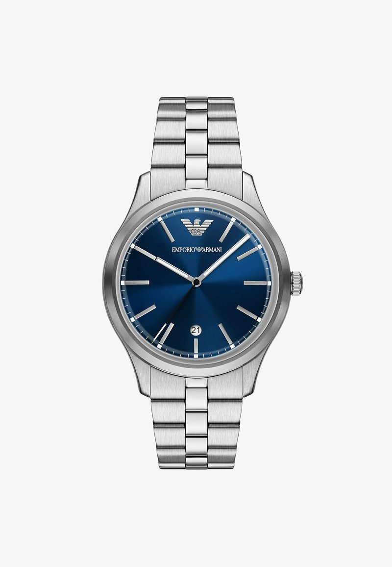 Srebrny metalowy zegarek na nadgarstek z niebieską tarczą, srebrnymi wskazówkami i indeksami godzin, wyświetlaczem daty o godzinie 6 oraz logo Emporio Armani o godzinie 12.