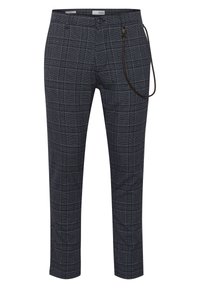 Pantalon slim à carreaux gris avec bouton à l'avant, passants pour ceinture, poches latérales, et une chaîne tressée marron attachée à la ceinture.
