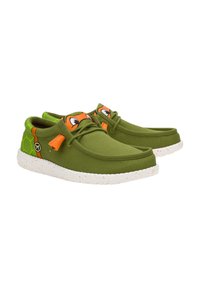 Groene canvas schoenen met witte spikkelzolen. Kenmerkt zich door oranje accenten en cartoonfiguurogen op de tong. Gelaagd groene zijdetail.