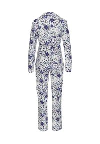 Schlafanzug-Set mit Blumenmuster, bestehend aus langärmligen Oberteil und Hose, aus leichtem Stoff in Weiß mit lila und blauen Akzenten.