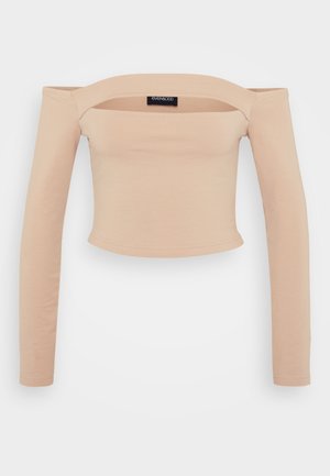 Μπεζ τοπ χωρίς ώμους, cropped μήκους, μακριά μανίκια, ομαλή βαμβακερή ύφανση, εφαρμοστή σχεδίαση, μίνιμαλ λαιμόκοψη, ετικέτα ορατή στο εσωτερικό.