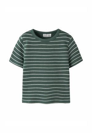 Ciemnozielona bawełniana koszulka z krótkim rękawem z cienkimi białymi poziomymi paskami i okrągłym dekoltem, prezentowana na białym tle.