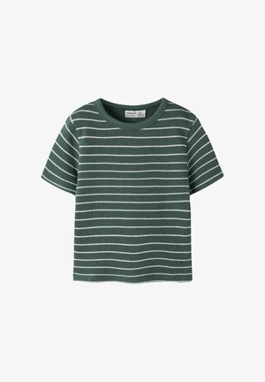 T-shirt en coton vert foncé à manches courtes avec fines rayures blanches horizontales et col rond, présenté sur fond blanc.